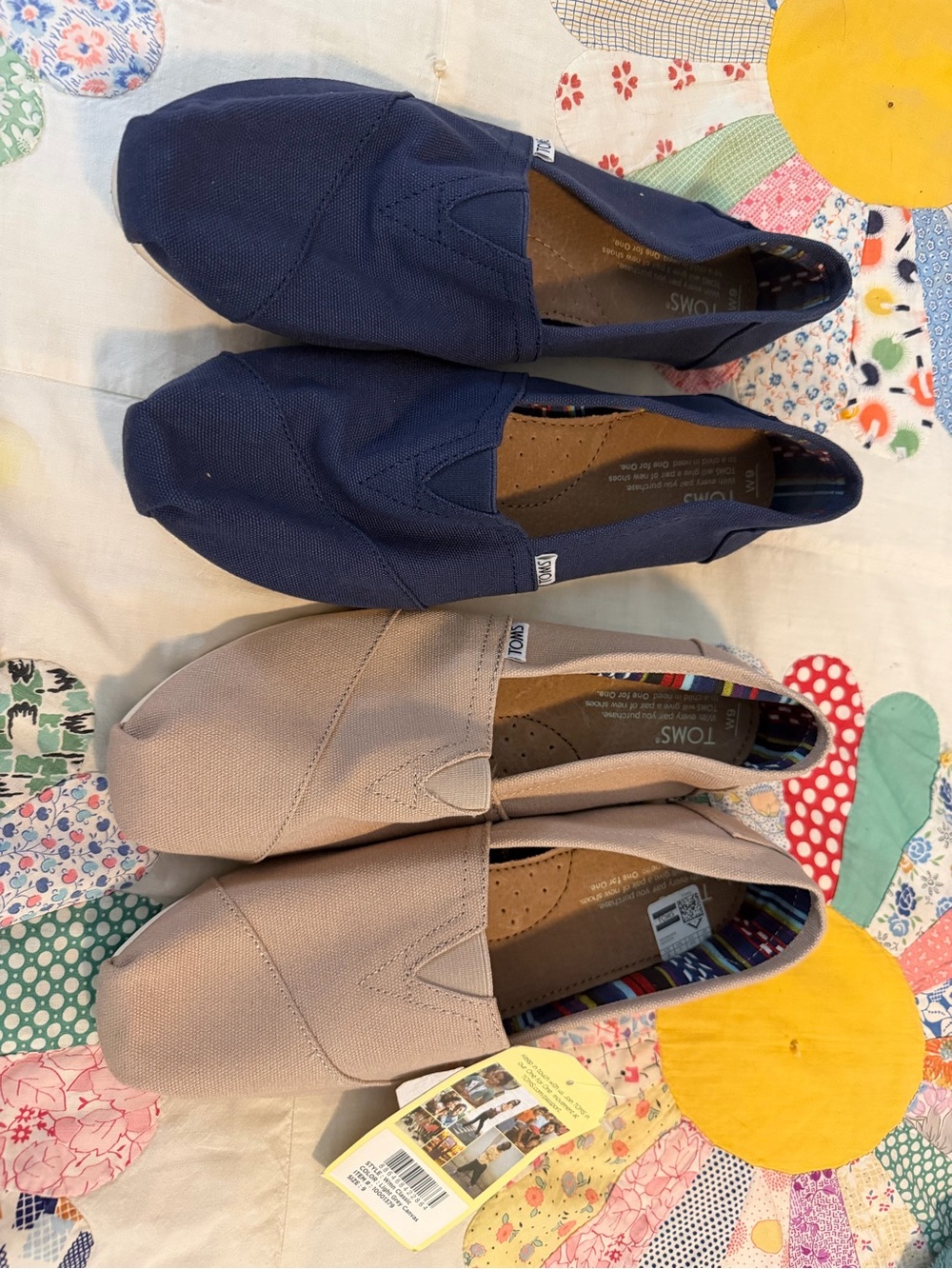 TOMS Slip-On Canvas Shoes in Navy and Beige W9